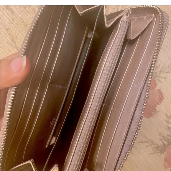 Gucci Metallic Mauve GG Zip Wallet with Gold Logo - Picture 8 of 8